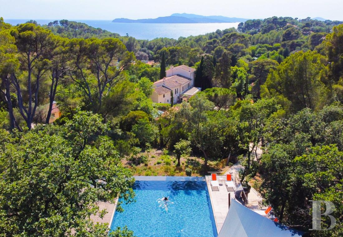 A renovated farmhouse surrounded by extensive grounds leading down to the sea, between Toulon and Hyères on the Var coast - photo  n°34